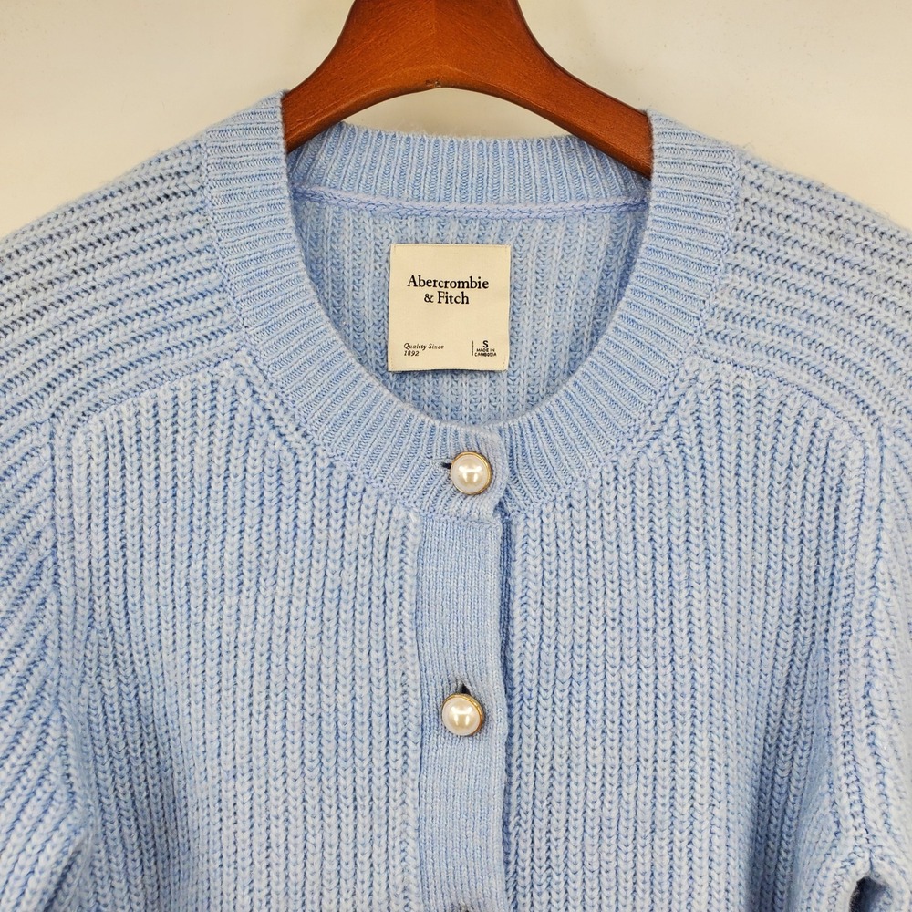 Abercrombie & Fitch Blue Pearl Button Cropped Knit Cardigan S Coquette Preppy - Picture 3 of 11